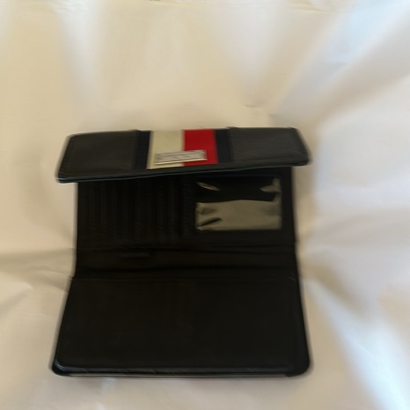 Tommy Hilfiger Wallet classic with check book and credit card features - Picture 2 of 3